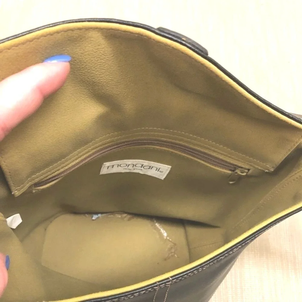 Mondani‎ purse black with contrast stitching.
